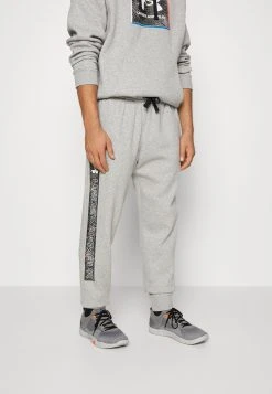 Under Armour RIVAL GRAPHIC JOGGER - Spodnie Treningowe - Gray Light Heather/black